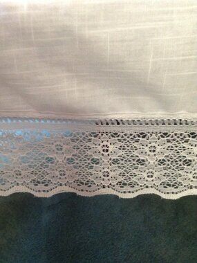 Vintage Lace-Edged White Oval Imitation Linen 90 x 68 Tablecloth